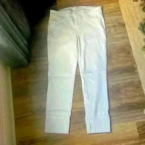 Joe’s Jean white 31 ladies excellent condition. Super stretch. Great for summer! - Picture 8 of 8